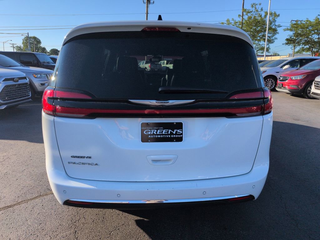 Used 2025 Chrysler Pacifica Select FWD image 4