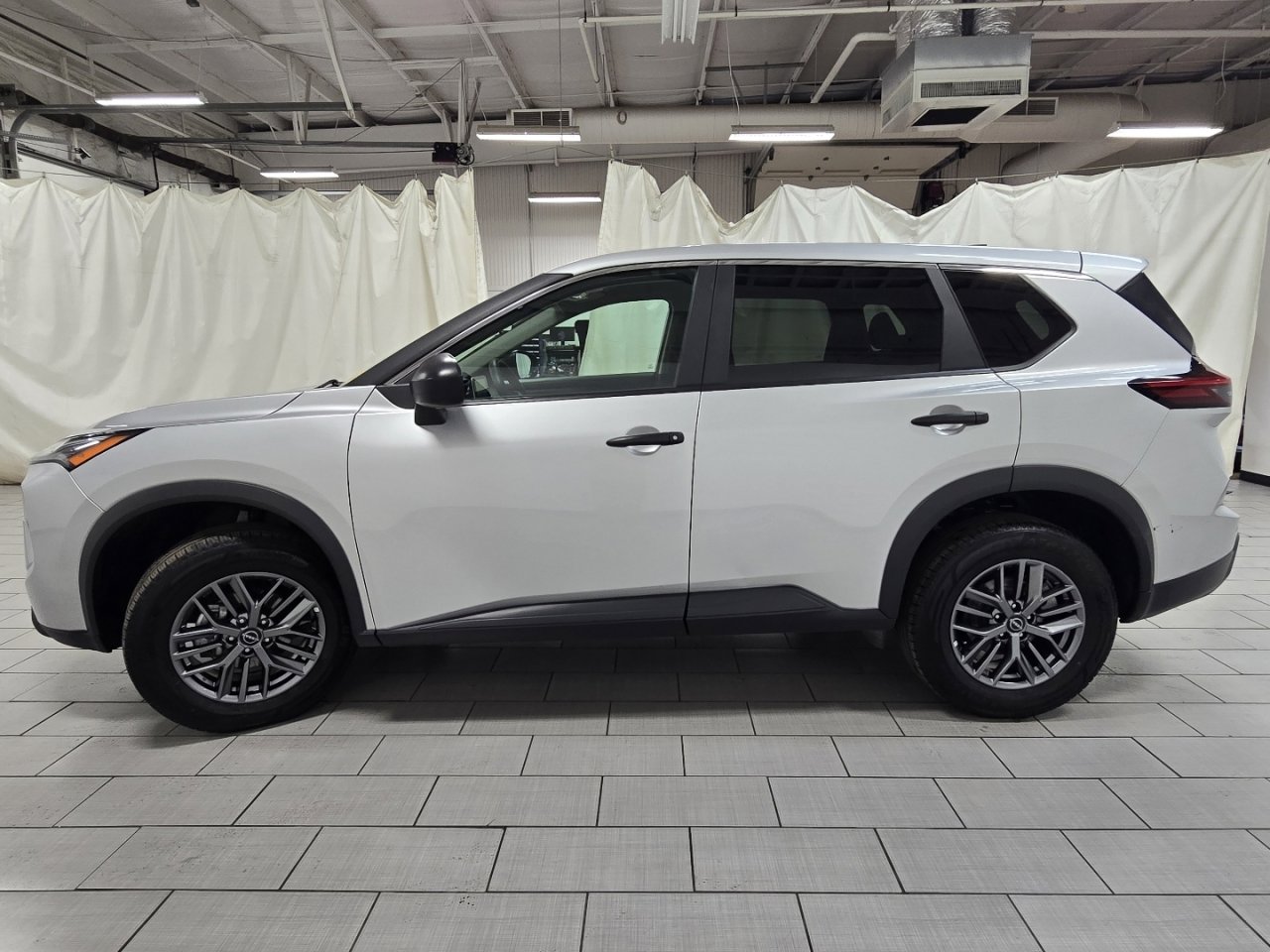 Used 2024 Nissan Rogue S image 11