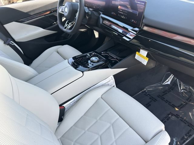 New 2026 BMW 550e xDrive w/ Premium Package AWD/4WD image 13