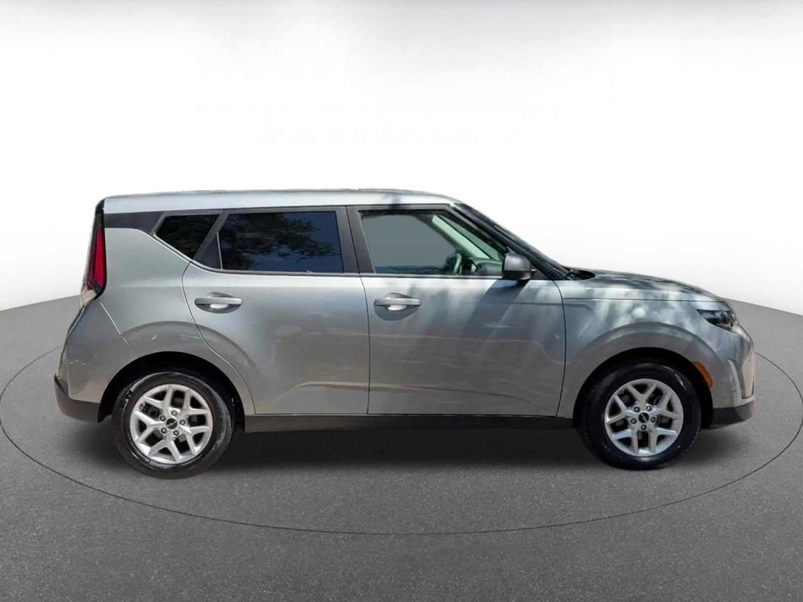 Used 2025 Kia Soul LX w/ LX Technology Package FWD image 17