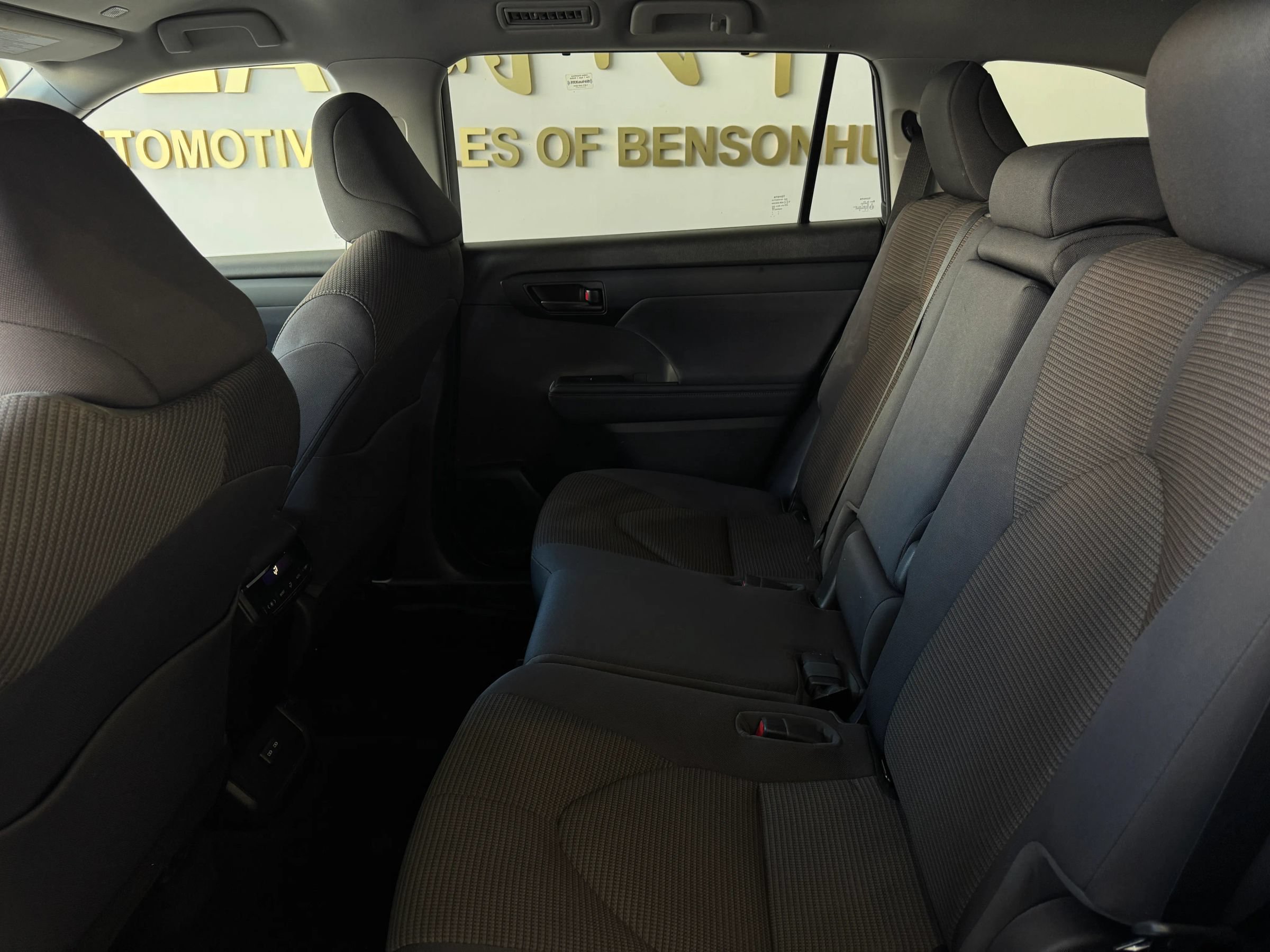 Used 2023 Toyota Highlander LE AWD/4WD image 21