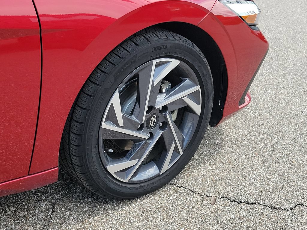 Used 2025 Hyundai Elantra SEL FWD image 5