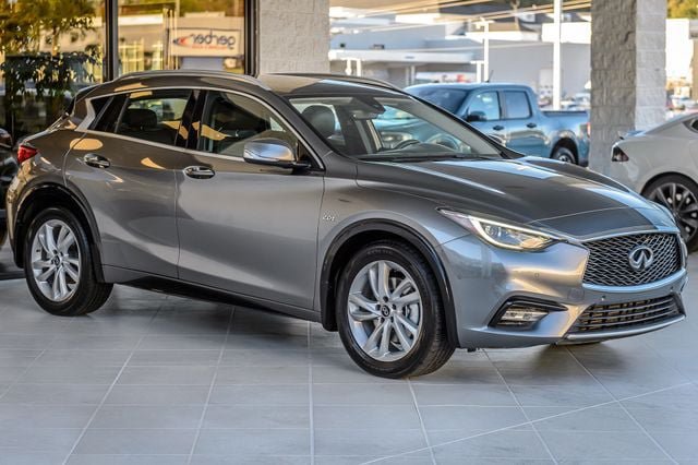 Used 2017 INFINITI QX30 Premium w/ Navigation Package FWD image 4