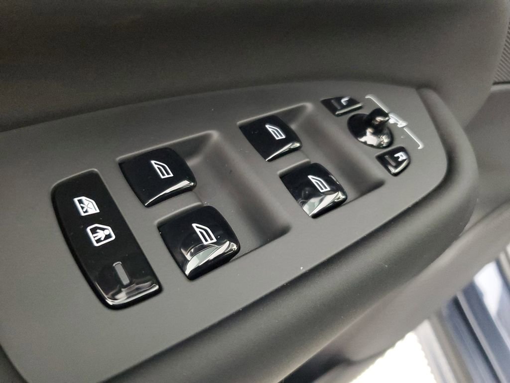Certified 2025 Volvo XC90 B6 Core w/ Climate Package image 23
