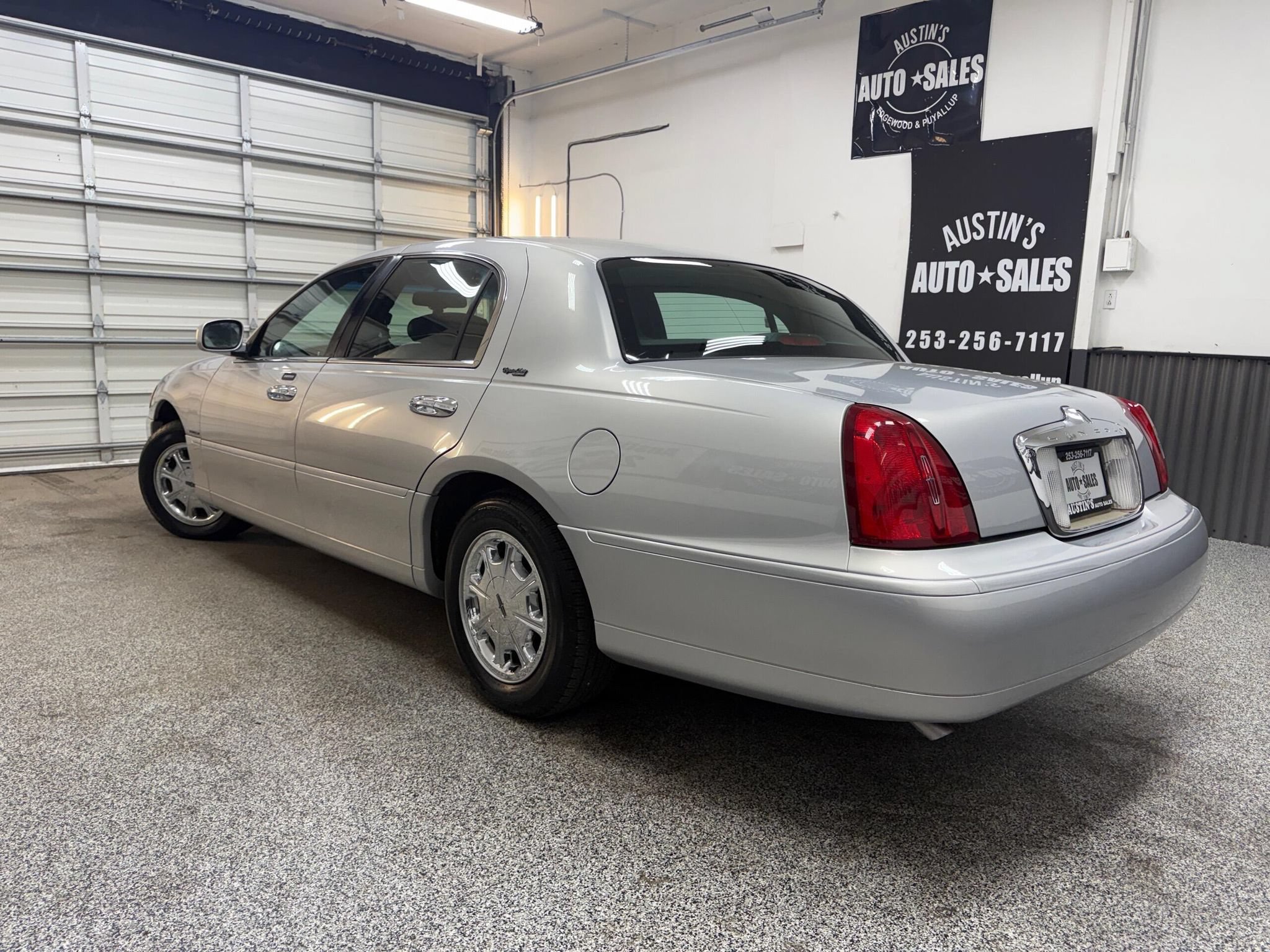 Used 2000 Lincoln Town Car Signature RWD image 8