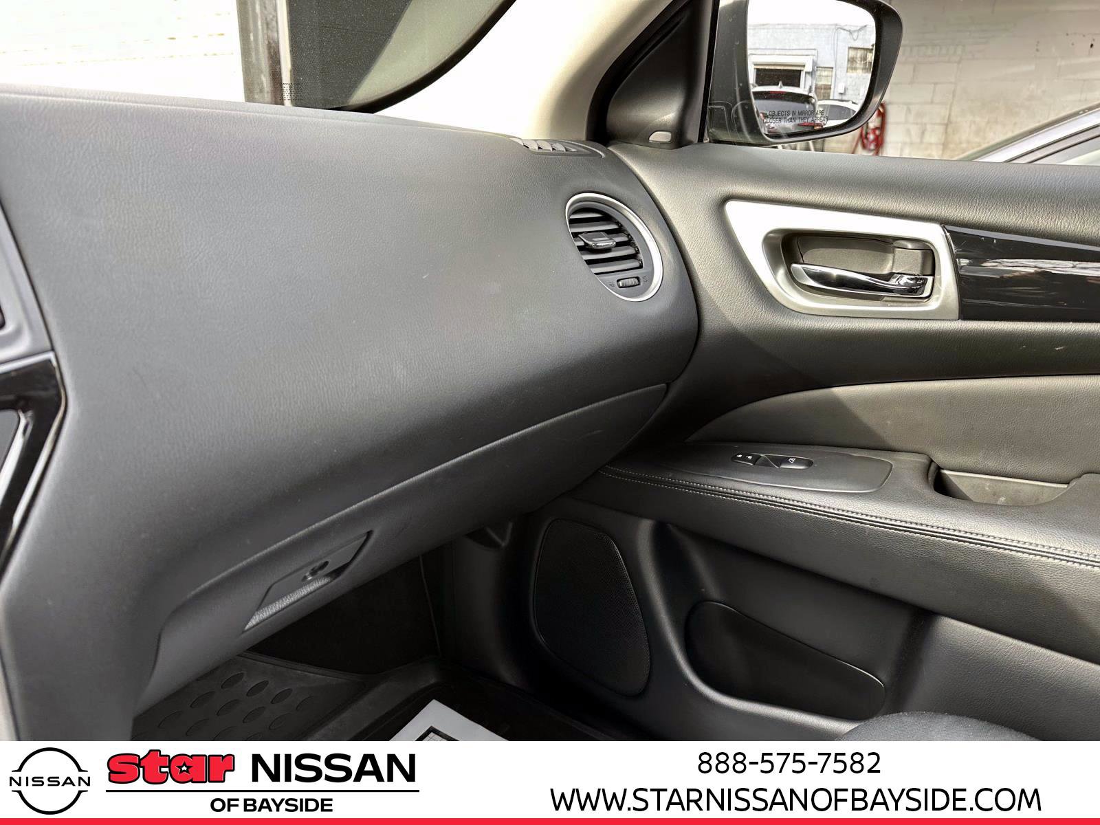 Used 2019 Nissan Pathfinder SV image 31