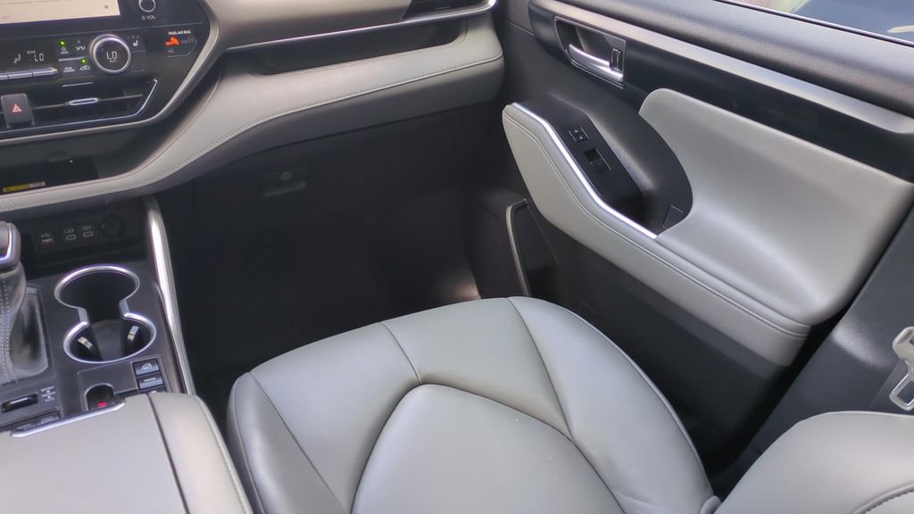 Used 2023 Toyota Highlander XLE image 15