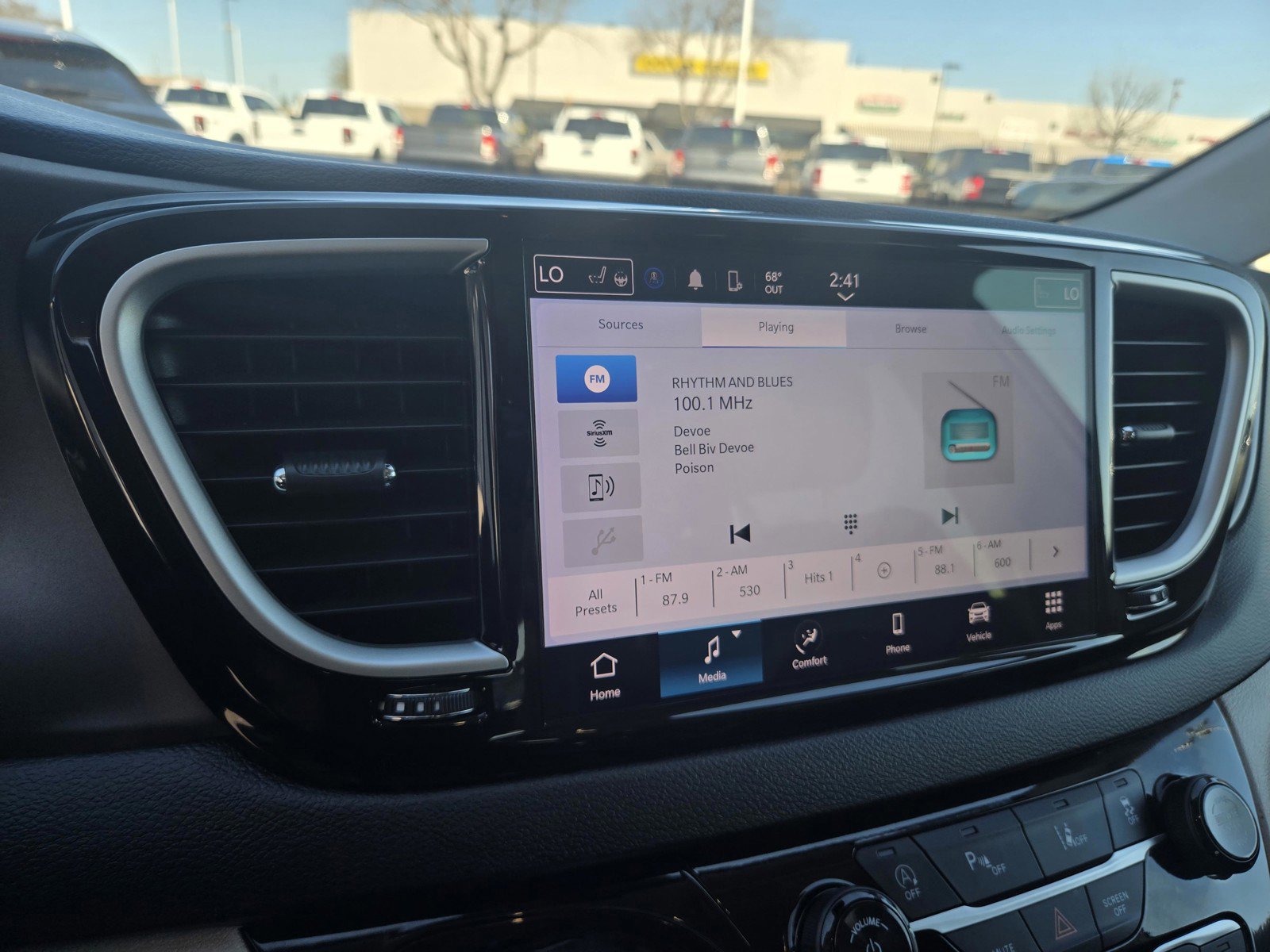 Used 2024 Chrysler Pacifica Touring-L image 17