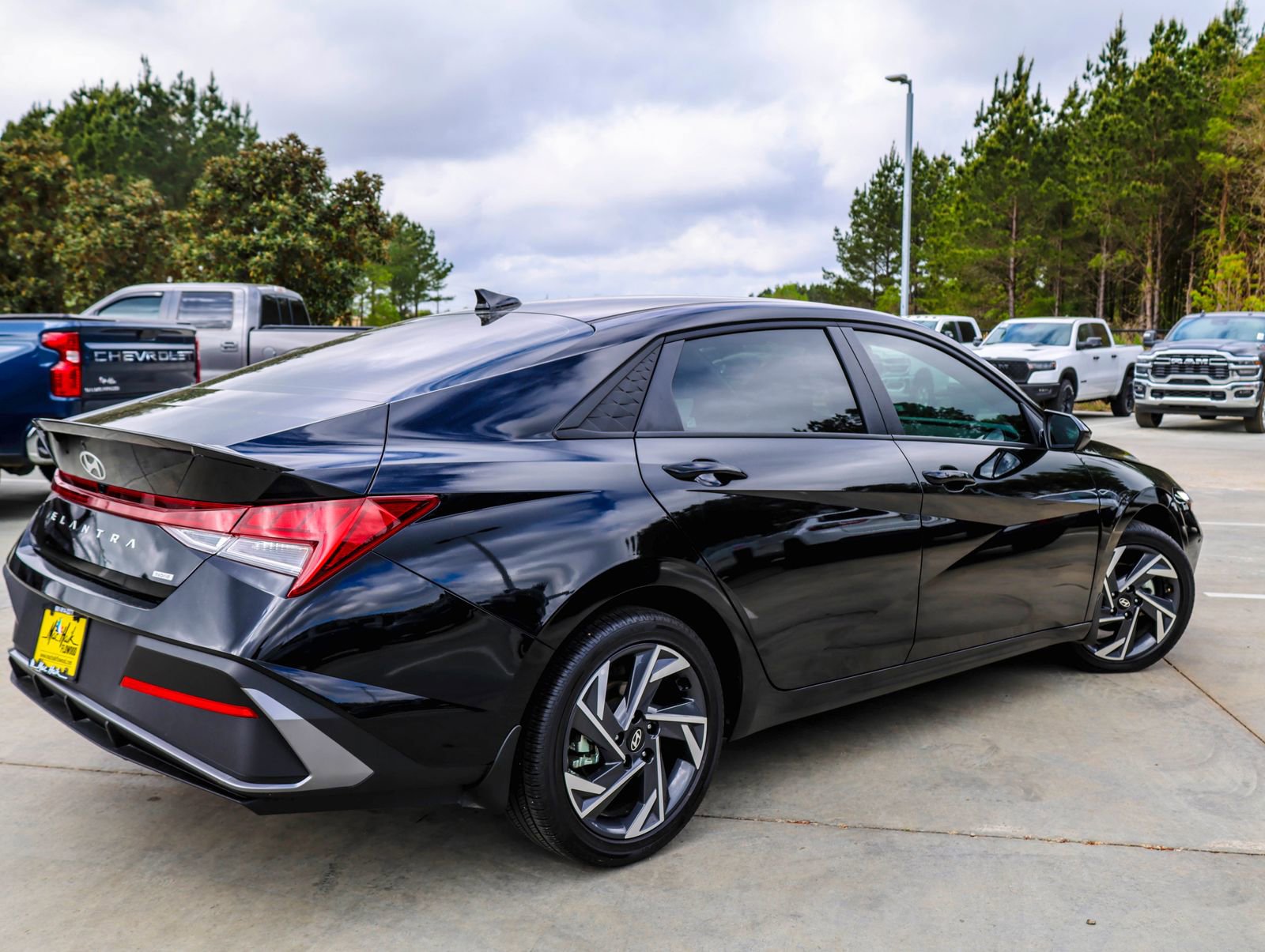 Used 2025 Hyundai Elantra SEL FWD image 5