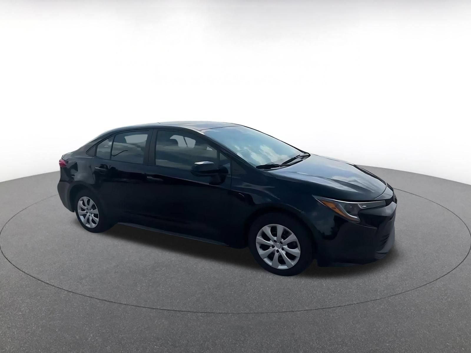 Used 2025 Toyota Corolla LE FWD image 2