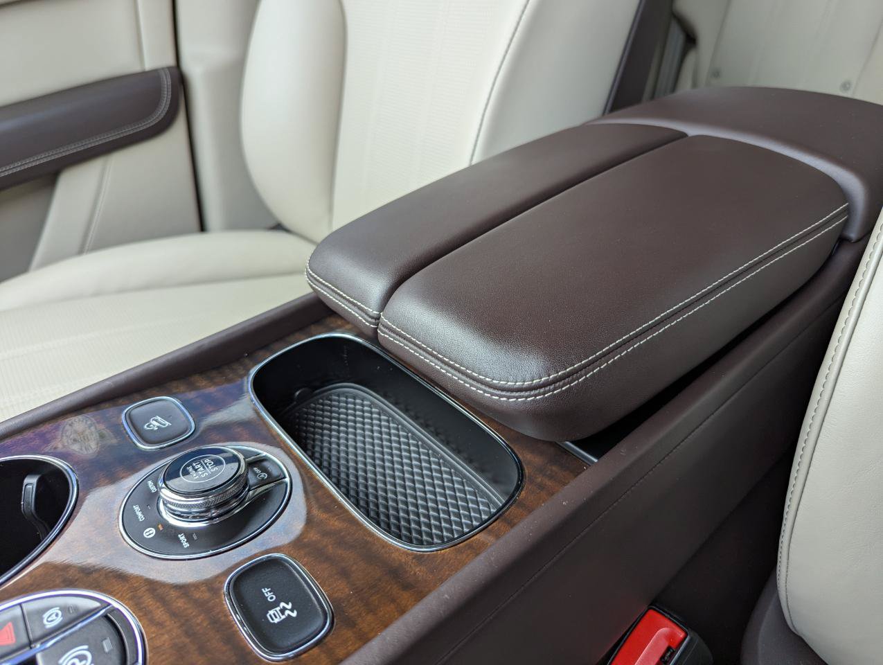 Used 2020 Bentley Bentayga AWD/4WD image 29