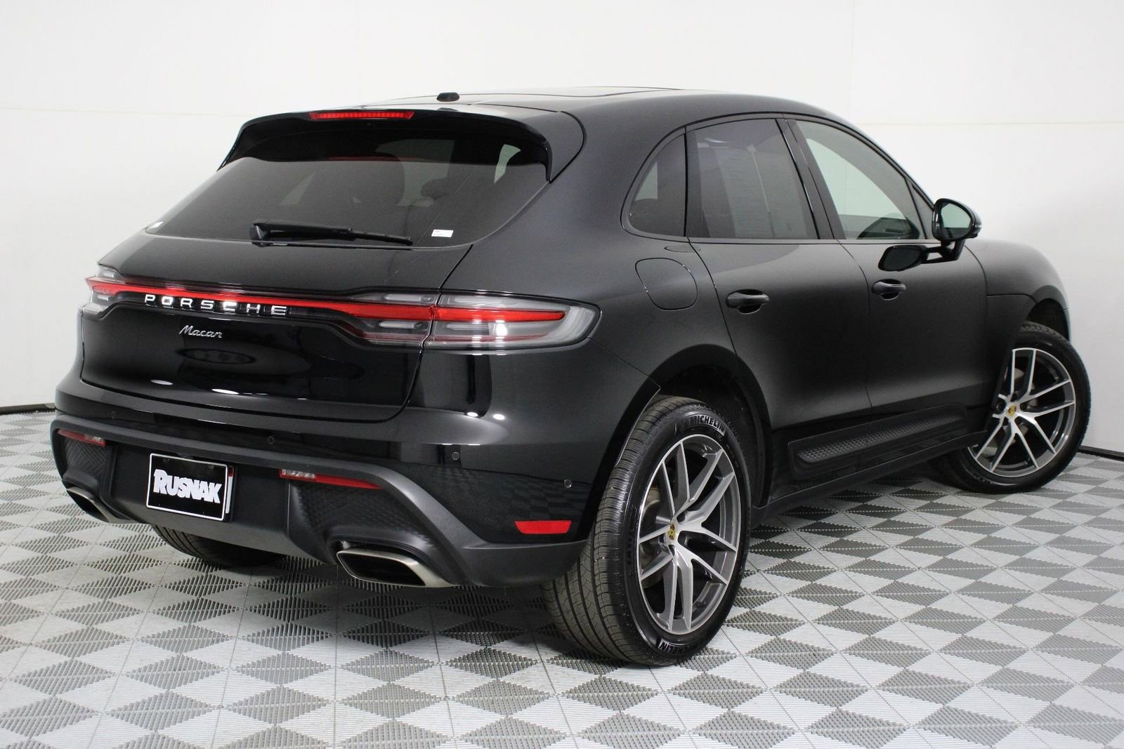 Certified 2025 Porsche Macan image 7