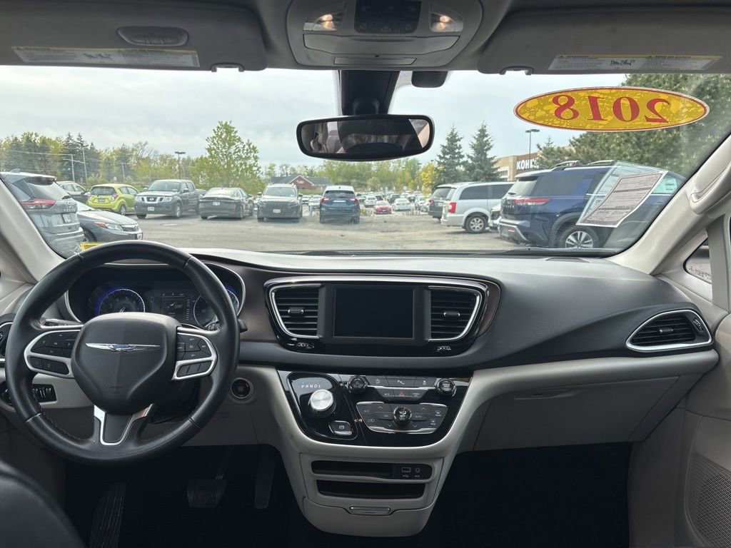 Used 2018 Chrysler Pacifica Touring-L FWD image 18