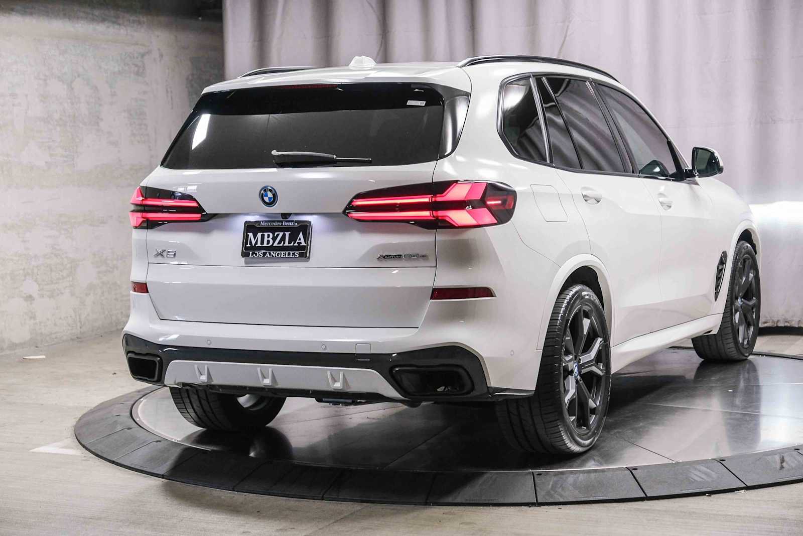 Used 2024 BMW X5 xDrive50e w/ M Sport Package AWD/4WD image 4