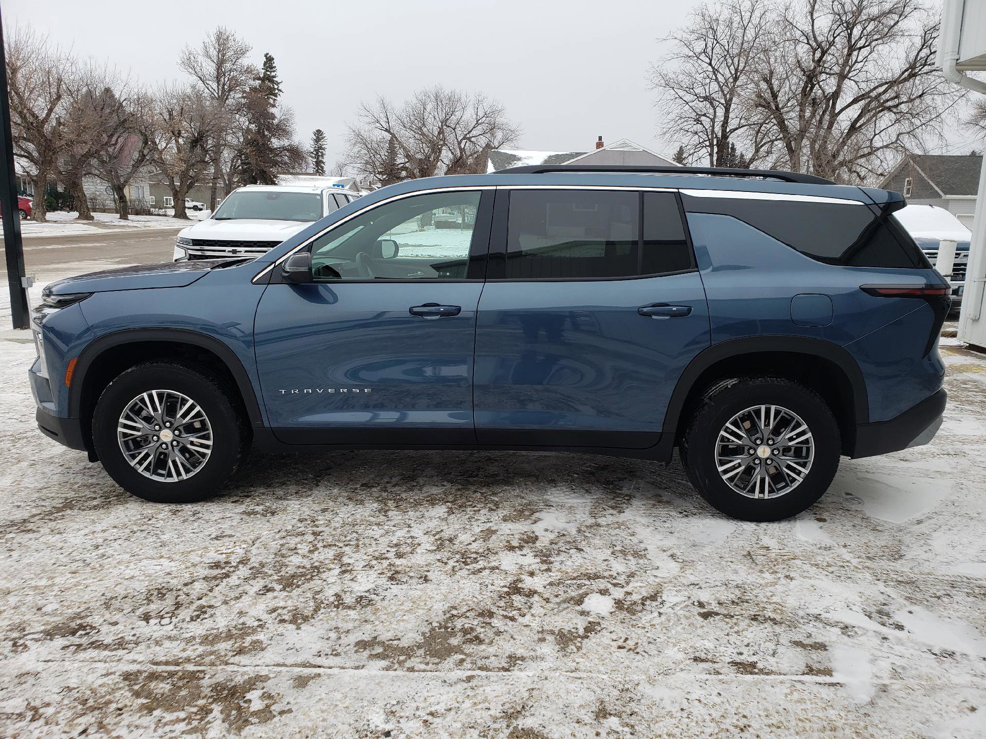 Used 2025 Chevrolet Traverse LT image 4