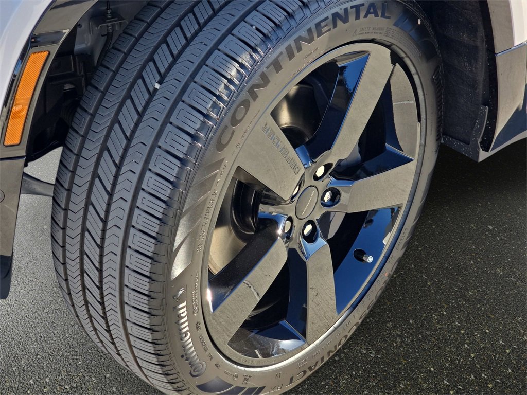 New 2026 Land Rover Defender 130 X-Dynamic SE image 34