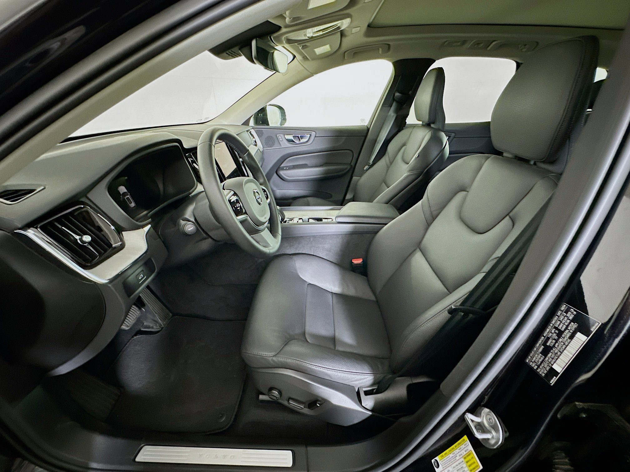 Used 2025 Volvo XC60 B5 Plus image 13