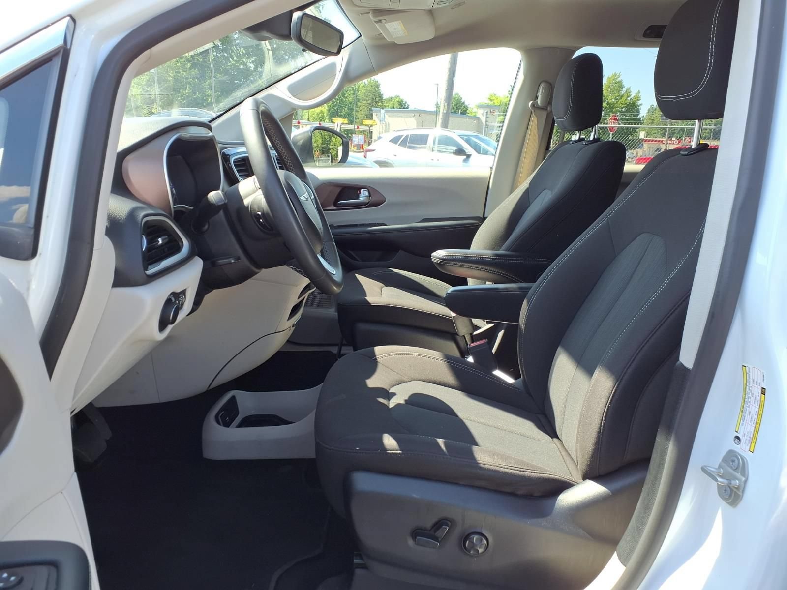 Used 2023 Chrysler Voyager LX FWD image 18