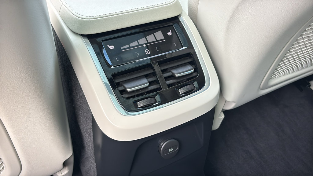 Certified 2024 Volvo XC90 T8 Plus w/ Protection Package Premier AWD/4WD image 10