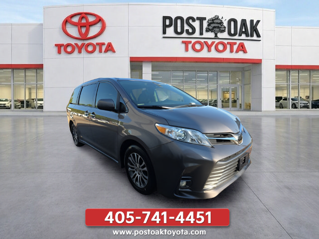 Used 2019 Toyota Sienna XLE w/ XLE Navigation Package FWD image 9