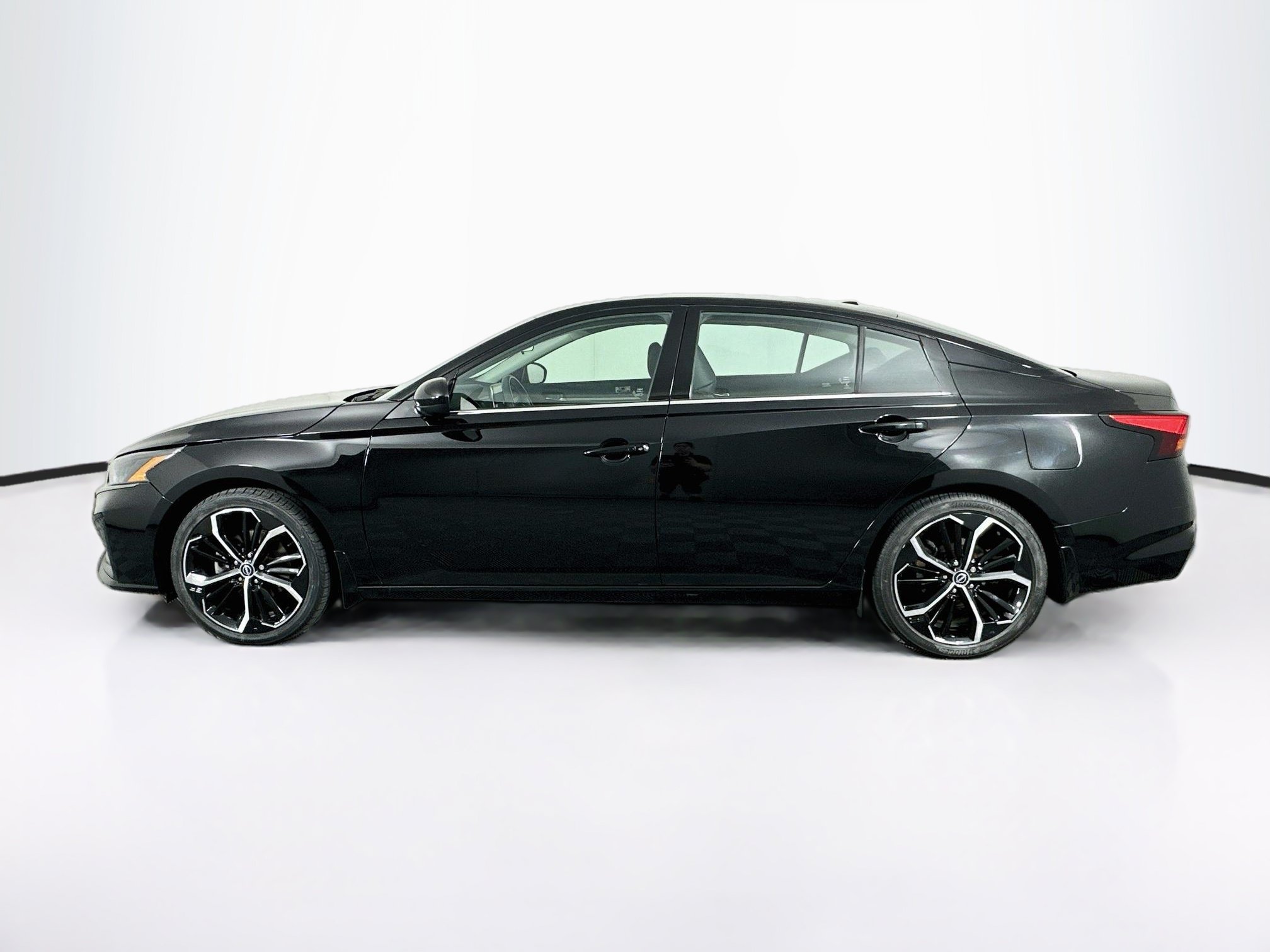 Used 2024 Nissan Altima 2.5 SR FWD image 4