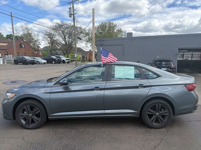 Used 2022 Volkswagen Jetta SE w/ Panoramic Sunroof Package FWD image 4