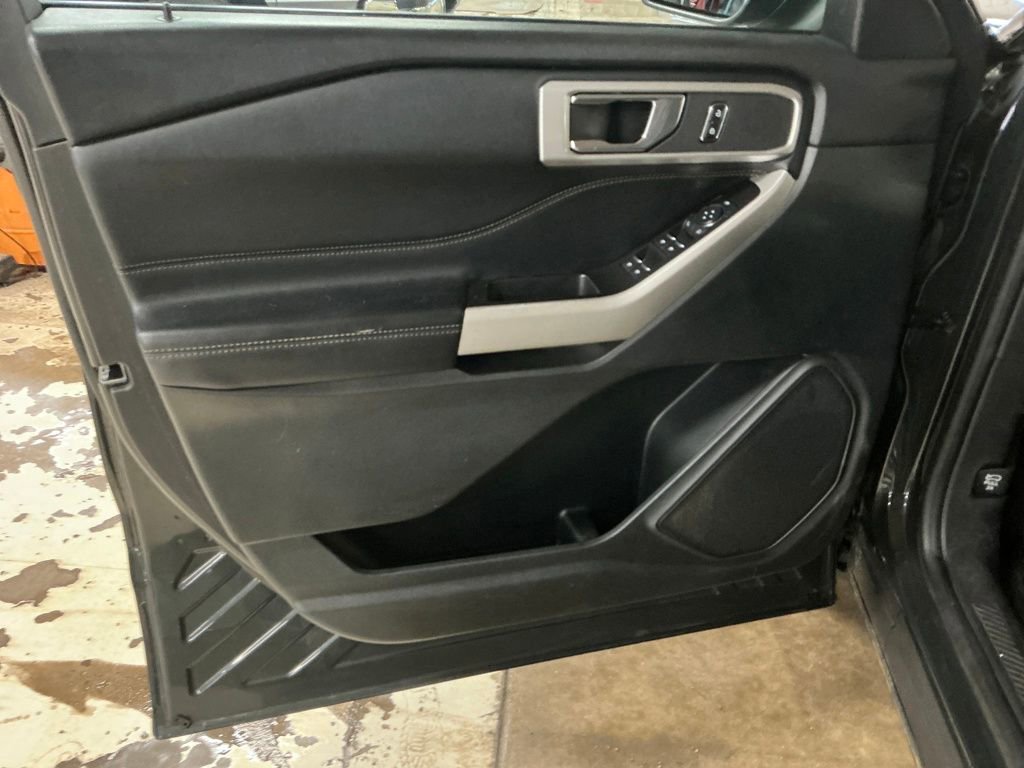 Used 2022 Ford Explorer XLT w/ Equipment Group 202A image 11