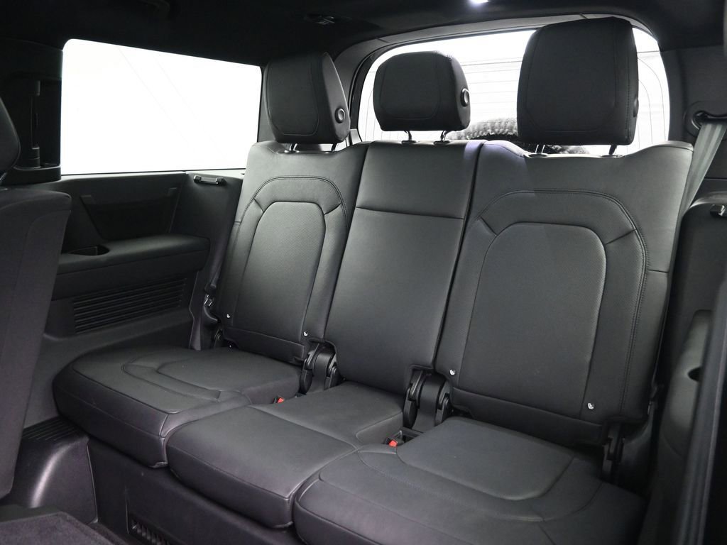 Used 2024 Land Rover Defender 130 X-Dynamic SE image 30