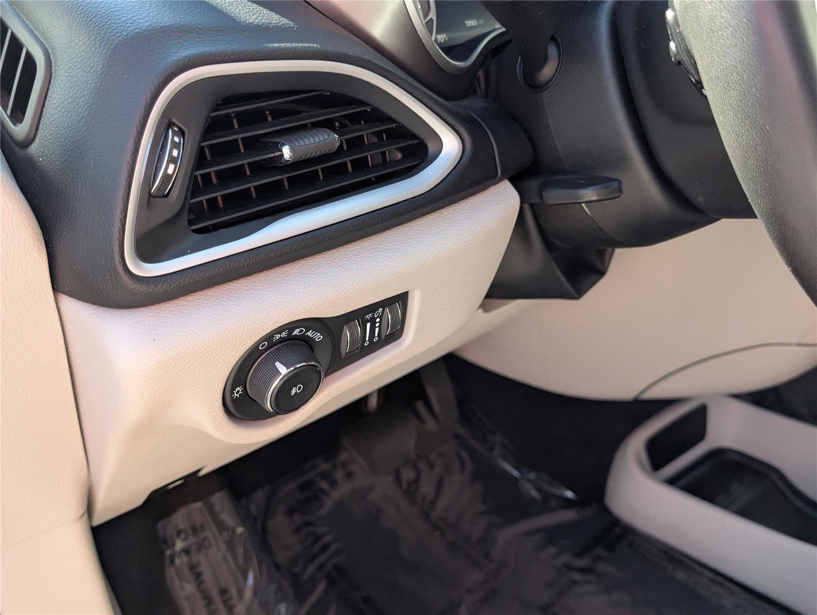 Used 2022 Chrysler Pacifica Touring-L FWD image 23