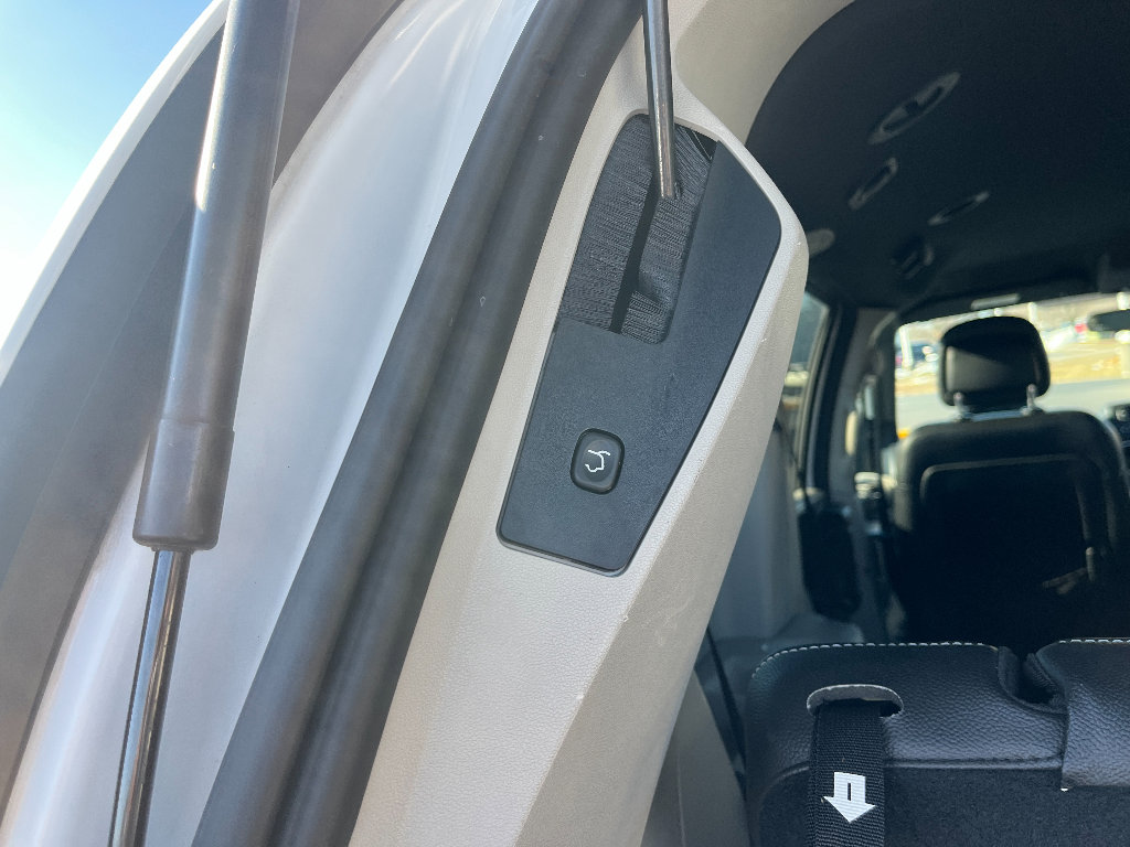 Used 2018 Dodge Grand Caravan SXT image 13