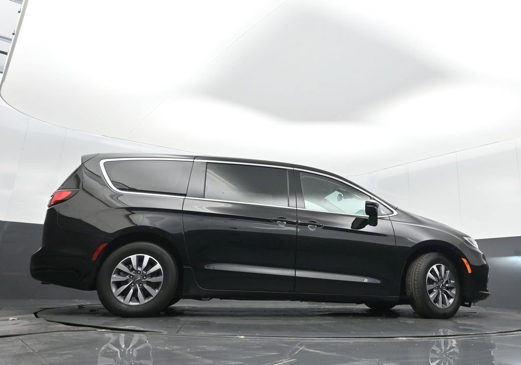 Certified 2024 Chrysler Pacifica Select image 35