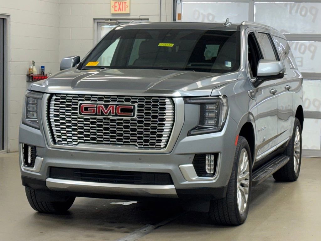 Used 2023 GMC Yukon XL Denali w/ Advanced Technology Package AWD/4WD image 3