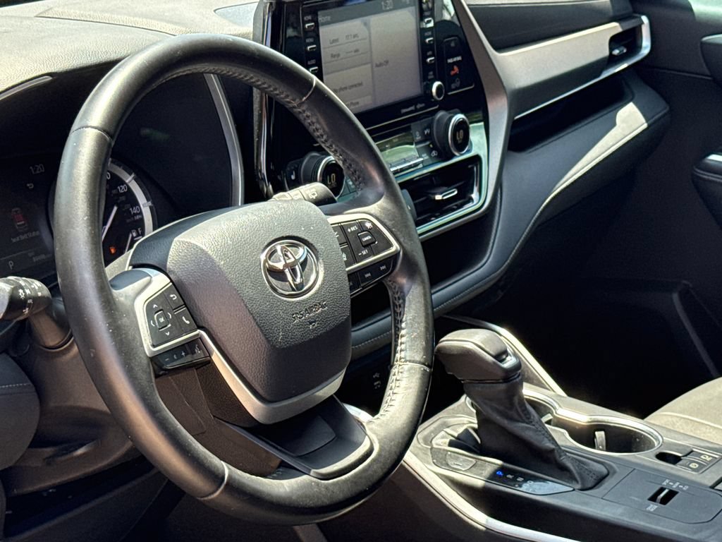 Used 2022 Toyota Highlander XLE FWD image 19