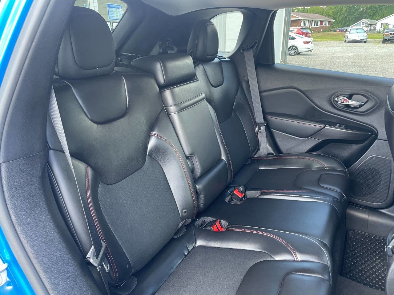 Used 2019 Jeep Cherokee Trailhawk w/ Cold Weather Group image 17