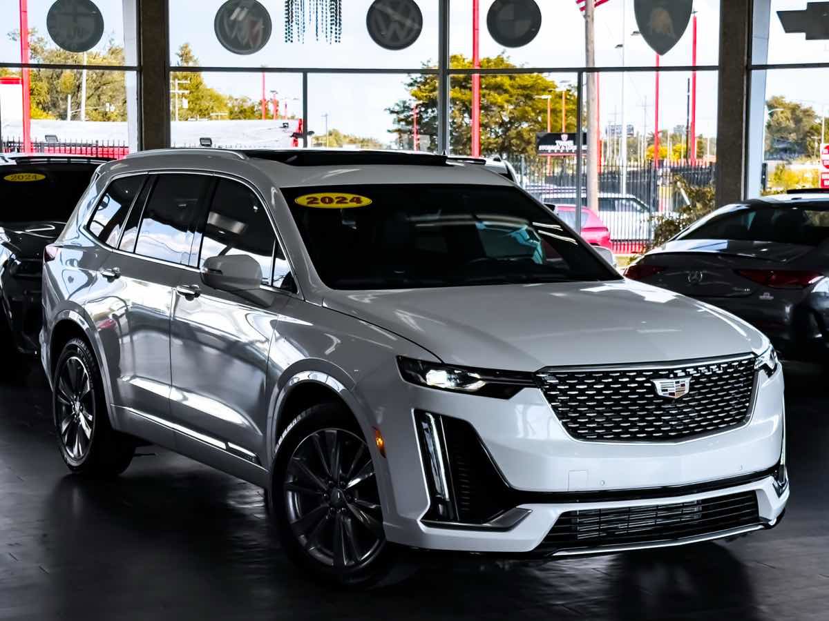 Used 2024 Cadillac XT6 Premium Luxury w/ Technology Package image 2