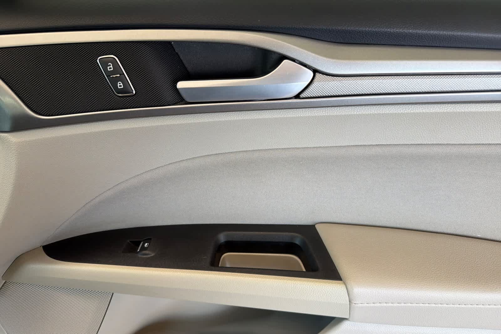 Used 2020 Ford Fusion SE FWD image 18