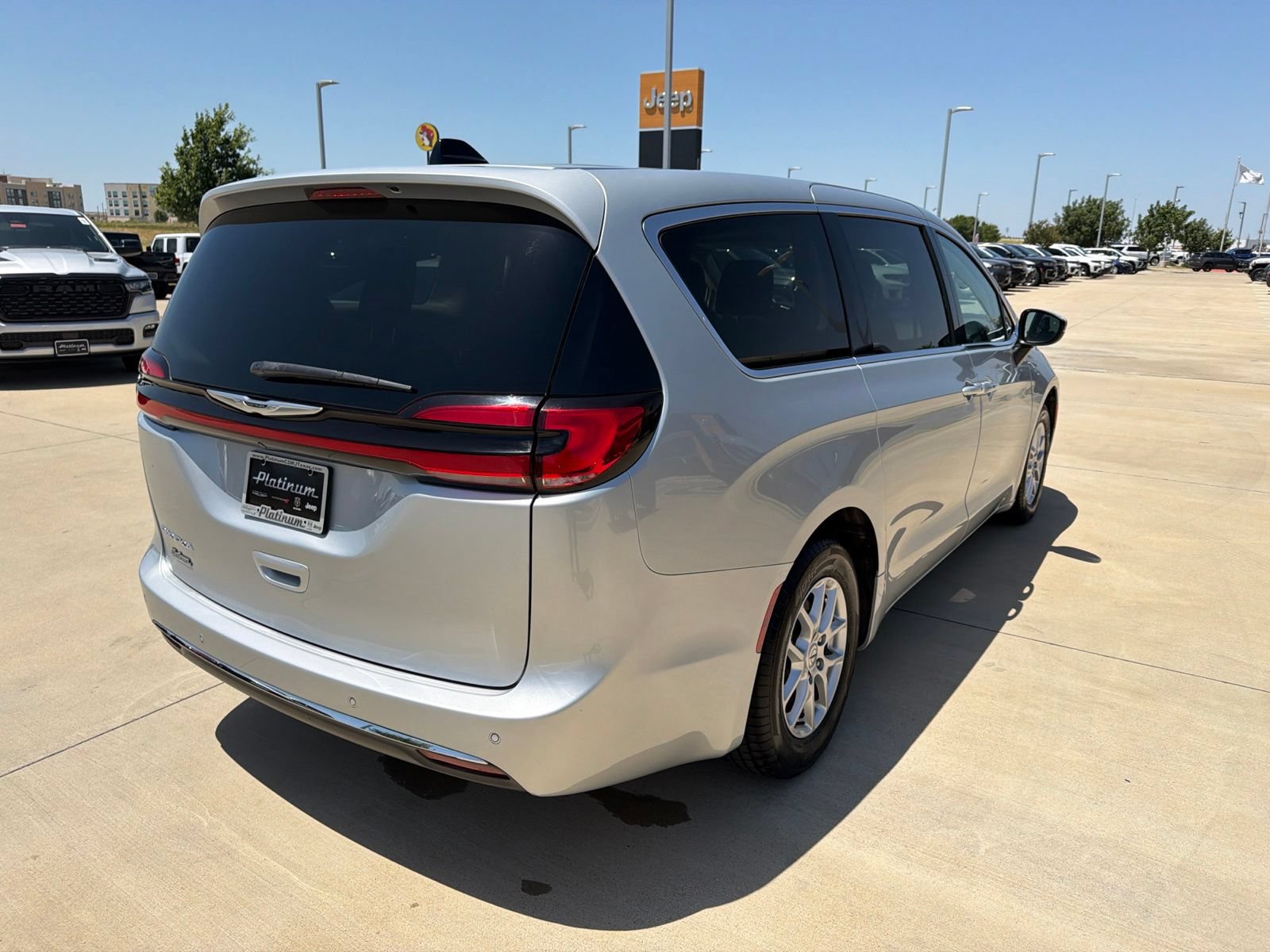 Used 2023 Chrysler Pacifica Touring-L FWD image 5