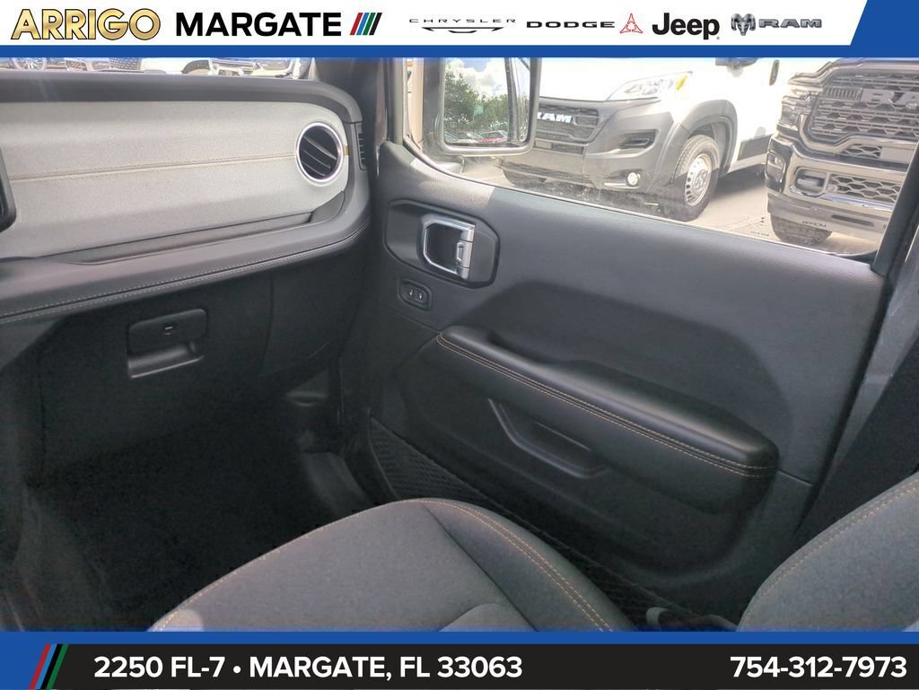 Used 2025 Jeep Wrangler Unlimited Sahara AWD/4WD image 17