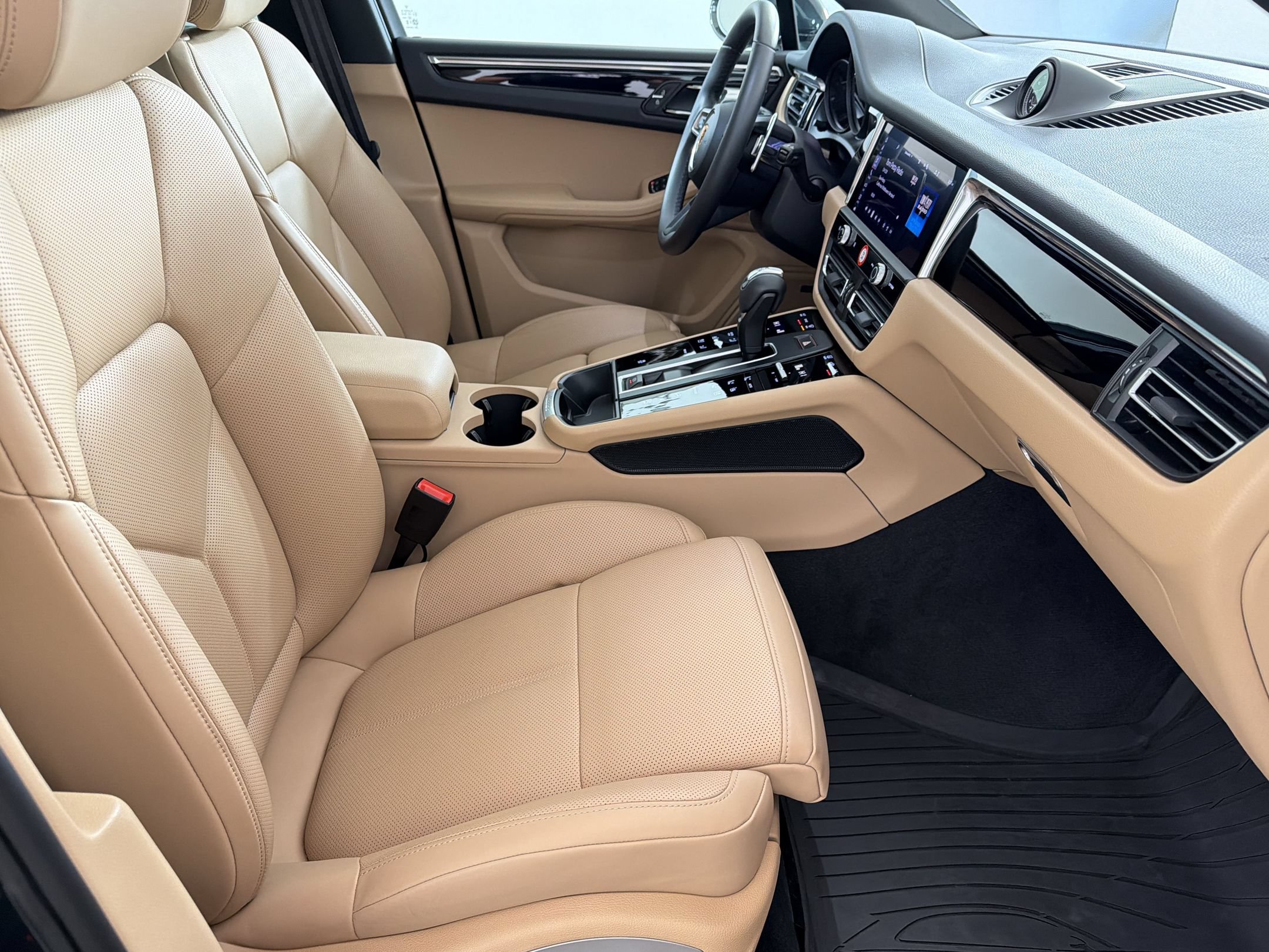 Certified 2026 Porsche Macan AWD/4WD image 33