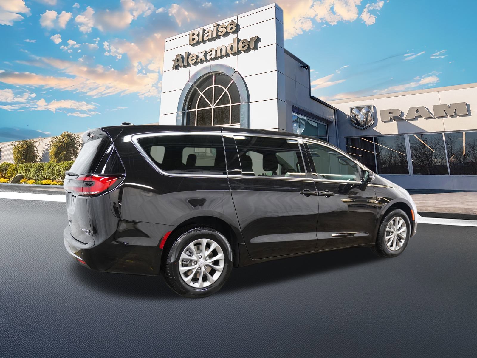 New 2026 Chrysler Pacifica Limited image 3