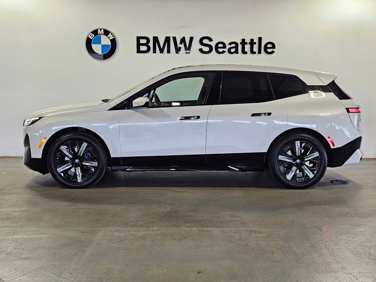 Used 2024 BMW iX xDrive50 w/ Premium Package AWD/4WD image 3