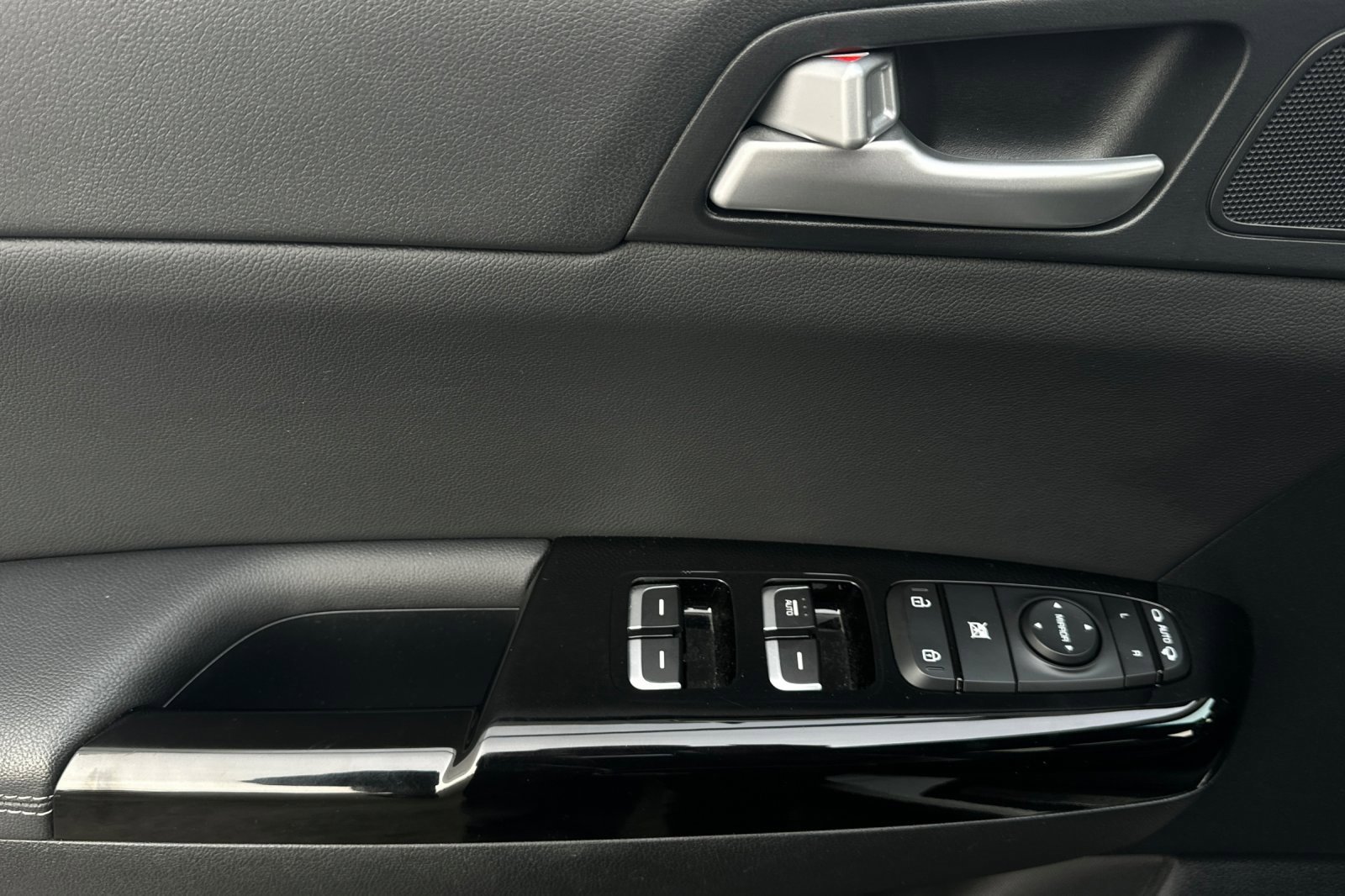 Certified 2022 Kia Sportage Nightfall Edition w/ Nightfall Fwd Premium Package image 11