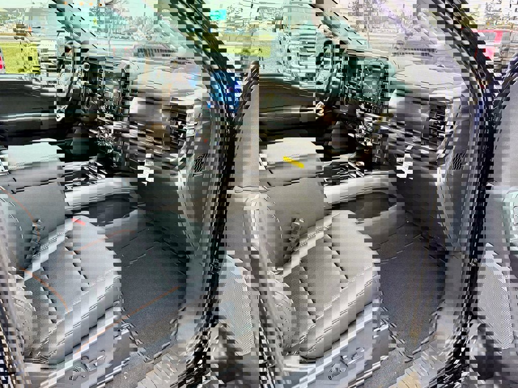 New 2026 Ford F250 Lariat w/ Black Appearance Package image 17