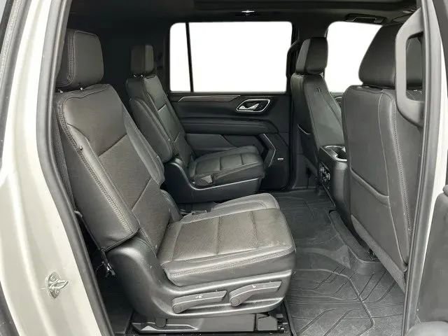 Used 2023 Chevrolet Suburban High Country image 18