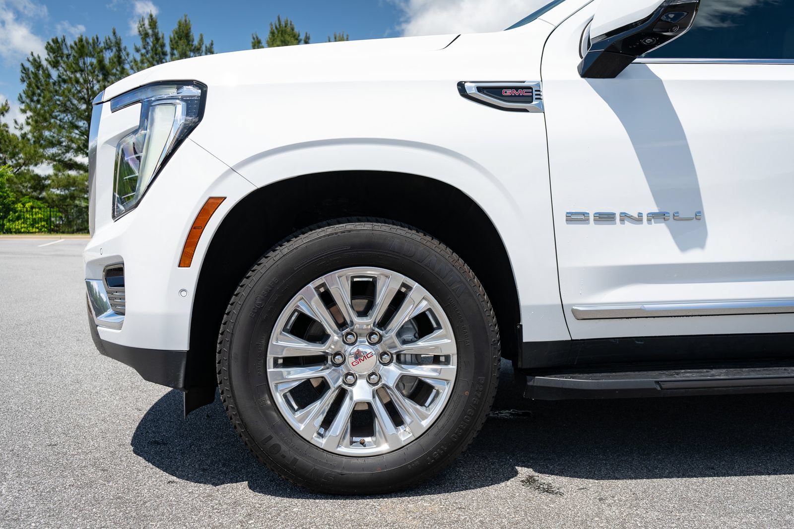 Used 2025 GMC Yukon XL Denali AWD/4WD image 4