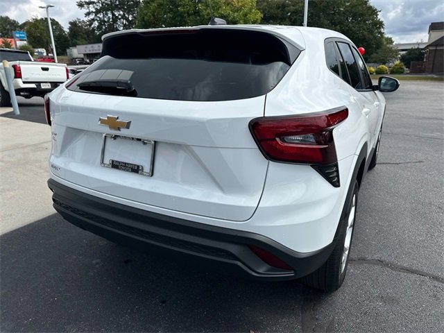 Used 2025 Chevrolet Trax LS w/ LS Convenience Package image 3