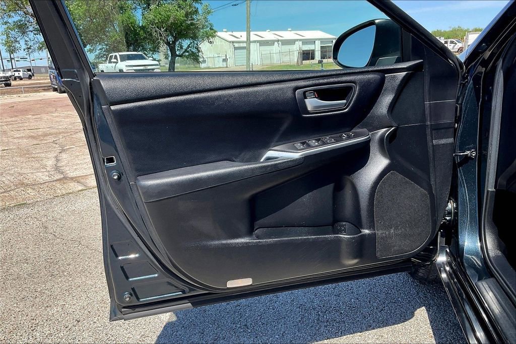 Used 2017 Toyota Camry LE FWD image 17