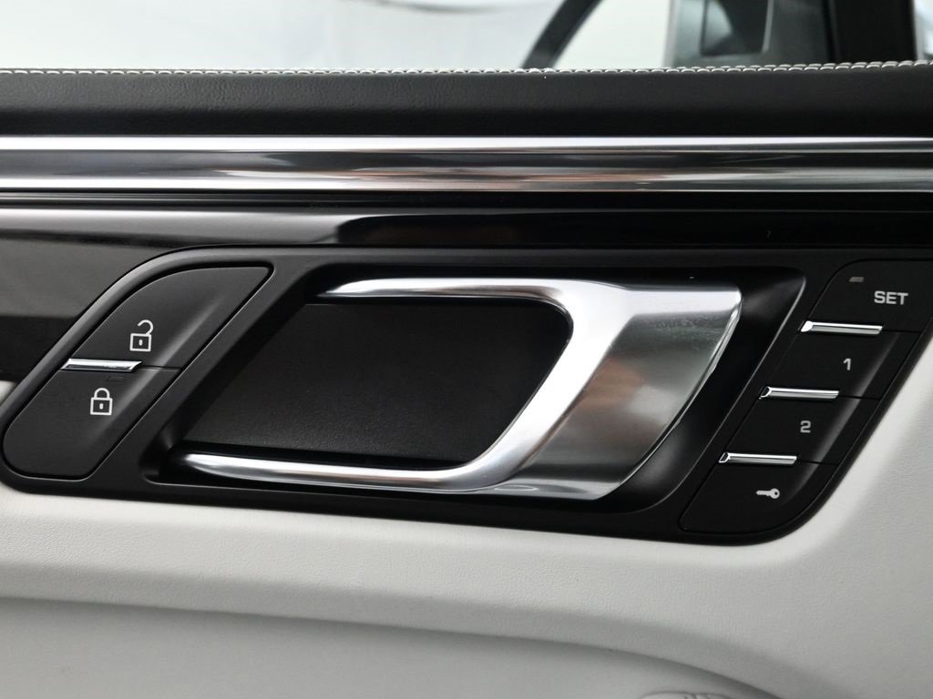 New 2025 Porsche Macan Turbo image 18