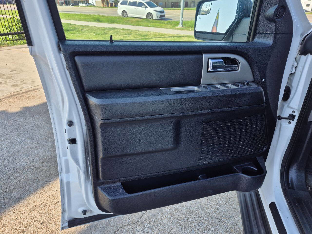 Used 2015 Ford Expedition XLT RWD image 10