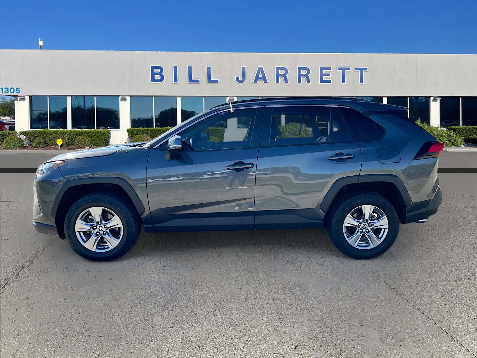 Used 2023 Toyota RAV4 XLE w/ Convenience Package image 4